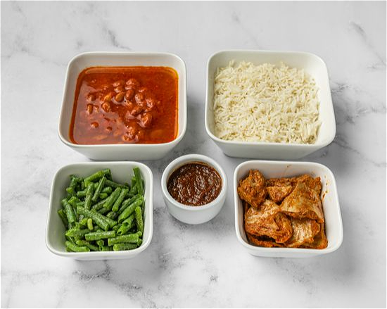 Witte rijst vegan kip en bruine bonen